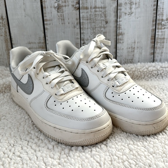 Nike Women’s Air Force 1 Essential White With Silver Swoosh Size 8 - Picture 1 of 9
